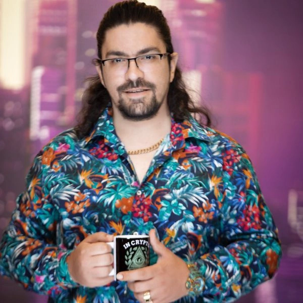 آدام مرادی کیست؟